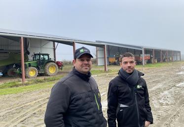 Jean-Christophe Gallard a confié à Triangle Énergie la construction de trois bâtiments depuis 2019. À droite, Kévin Kibler, technicien commercial de l'entreprise.