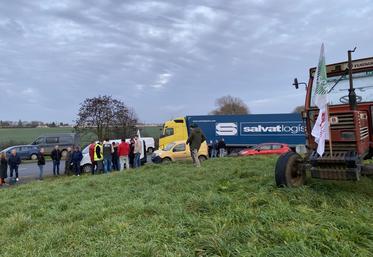 Les membres de la Fnsea et JA se sont positionnés quelques heures sur le rond-point de l'autoroute de La Crèche, mercredi 10 décembre en fin d'après-midi.