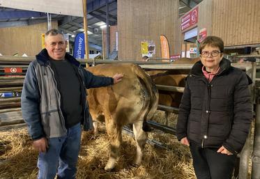 Jean-François et Cosette Robert (Gourgé), habitués du concours, ont remporté, entre autres, un grand prix de championnat avec la génisse Utopie.