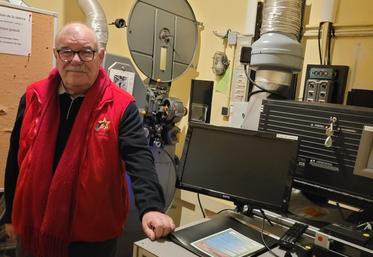 Roland Renié est exploitant du cinéma l'Étoile de Lencloître. Ici, l'histoire trône dans la pièce de projection avec son appareil à bobines de 35 mm. Le numérique a débarqué en 2011.