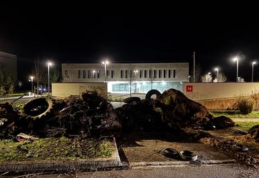 La Coordination rurale a mené une action le jeudi 18 décembre, en déversant des déchets agricoles devant le siège de la MSA des Charentes à L'Isle-d'Espagnac.