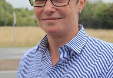 Karine Desroses conteste la baisse de moitié des enveloppes d'investissement destinées à l'apprentissage.