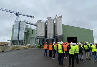 L'AG a permis de visiter les nouvelles unités de Pamproux : l'usine de micronutrition (à droite) et celle de trituration, dont la mise en route est prévue d'ici quelques semaines.