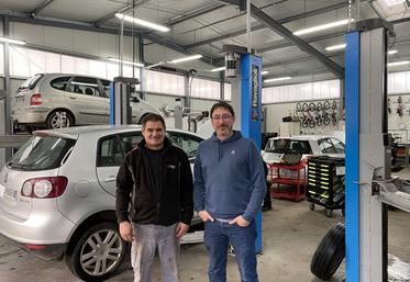 À gauche, Jean-Luc, mécanicien en insertion depuis plusieurs années. À droite, le directeur Matthieu Reverdito.