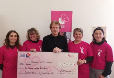 Les fonds ont été collectés le 5 octobre dernier lors d'un repas solidaire organisé sur la ferme de Magalie Vinet (deuxième en partant de la droite).