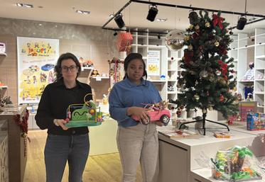 Axelle Joyeux et Raima font partie des personnes qui tiennent la boutique Papiole à Intermarché POitiers.