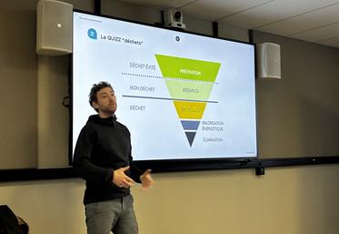 Alexandre Dain, de l'APESA, service de conseil en environnement, a animé un questionnaire sur les déchets lors du Petit déj' éco.