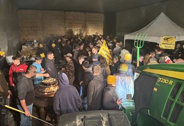 Près de 200 agriculteurs étaient présents mardi soir sous le pont de l'autoroute, à Poitiers Sud.