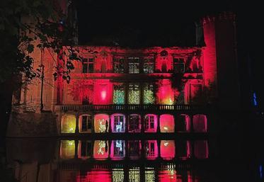 Le Chateau de la Mothe Chandeniers s'illumine tous les soirs à partir de 16h30.