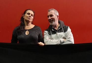 Les acteurs campent un couple du milieu agricole.