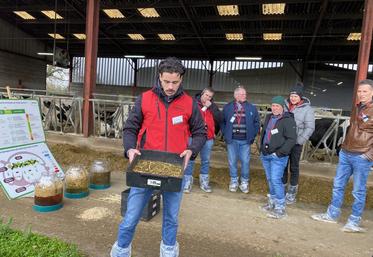 Simon Renier présente la ration du Gaec Génélait, passée au tamis à fibres.
