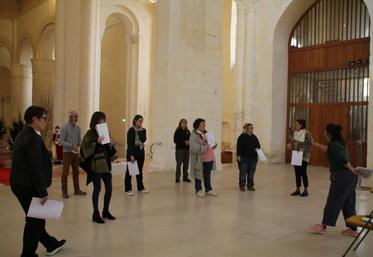 Les demandeurs d'emploi, en pleine répétition menée par Solène Wozniak-Queffelec, la directrice artistique de la Compagnie Blast (à droite), avant la restitution au public, ce jeudi 11 décembre.