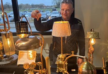 Michel Brunet fabrique de très nombreuses lampes, alimentées par des leds, mais aussi des bijoux.