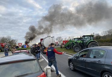 À Bressuire, les adhérents de la Fnsea 79 et de JA 79 ont sensibilisé les automobilistes aux conséquences que provoquerait la ratification du Mercosur.