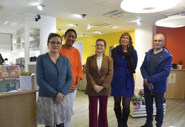 Les locataires de la Galerie Barbezilienne, de gauche à droite : Dalila Ammour, Diana Nicholls-Bait, Lola Thibaud, Laetitia Bouchaud et Yves Poiret.