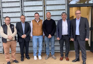 À droite, les dirigeants d'Océalia (Denis Mathé et Mathieu Staub).
La coopérative qui rayonne sur huit départements du nord de la Nouvelle-Aquitaine a absorbé la Scar (Société Coopérative Agricole du Ribéracois), représentée par : Marc Portil, Éric Gazagnes, Guillaume Chivit et Martial Papillon (en partant de la gauche).