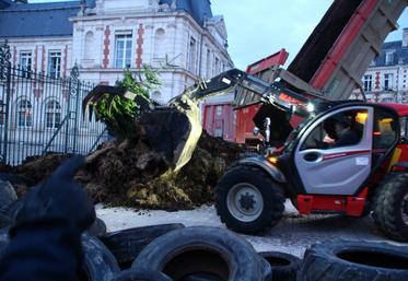 Les manifestants ont déversé plusieurs bennes de fumiers, pneus, bâches... devant la préfecture.