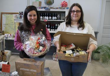 Amélie Geay et Céline Rivière montrent deux exemples de paniers garnis proposés dans les offices de tourisme du sud Vienne.