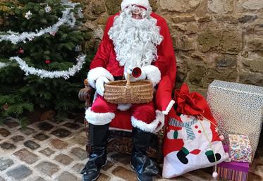 Le Père Noël est passé au Logis Abbatial de Fontaine-le-Comte lors de la 20e édition du Marché de Noël.
