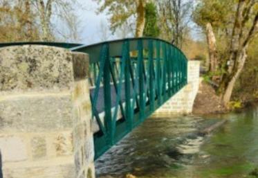 La passerelle a quasiment retrouvé sa couleur verte originelle.