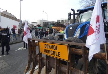 La colère agricole s'est manifestée sur plusieurs sites de l'agglomération rochelaise : ici, les locaux de la DDTM.