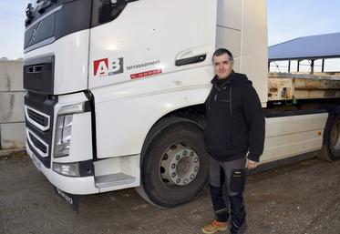 Nicolas Thel est depuis août 2025 à la tête de l'entreprise AB Terrassement à Maine-de-Boixe.