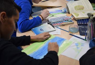 Au centre de documentation de leur collège, les élèves d'Aurore Giraud ont réalisé une fresque présentant le parcours d'une rivière.
