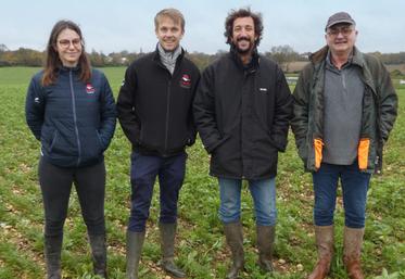 Camille Clément et Thomas Perrier (Océalia) accompagnent Côme de Villelume et Thierry Bouchet dans cette démarche qui associe prix rémunérateurs et évolution des pratiques sur l'exploitation.