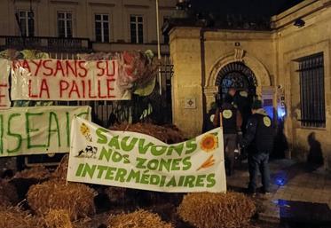 La FNSEA16 a mené une action éclair devant la préfecture de la Charente