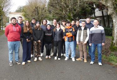 Les quinze apprenants du BTS ACSE 2ème année se rendront en Suède accompagné de leur formateur Cédric Coureau (à droite sur la photo) et de leur enseignante d'anglais, Aurélie Houdart.