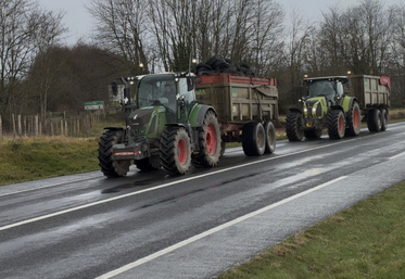 Vendredi 23 janvier, vers 13 h 30, à l'entrée de Chasseneuil, les agriculteurs de Résistance 16 arrivent pour manifester au rond-point de Chantebuse.
