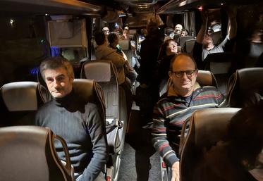 Les agriculteurs de la Vienne et de Charente sont montés dans le bus lundi soir vers 23h, à Guéret.