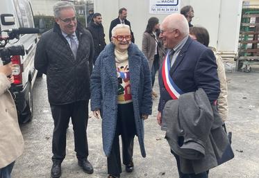 Françoise Gatel est venue jeudi 7 janvier à Saint-Julien-de-l'Escap ; à gauche Stéphane Chedouteaud (maire d'Aulnay) et à droite Frédéric Emard (maire de St-Julien-de-l'Escap et président du Symbo).