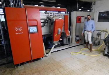 Le nouveau robot de traite de l'exploitation du lycée Desclaude est venu remplacer un équipement du même constructeur âgé d'une quinzaine d'années.