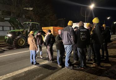 Les agriculteurs s'étaient installés à quelques mètres de la salle où se déroulaient les vœux.