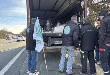 La cargaison de nombreux poids lourd a été vérifiée par les agriculteurs de la FNSEA 86.