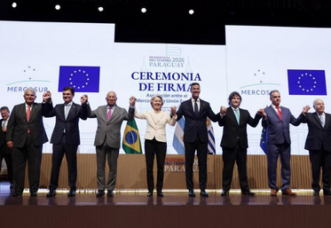 Les dirigeants de l'Union européenne et des pays du Mercosur, après la signature de l'accord commercial, le 17 janvier.