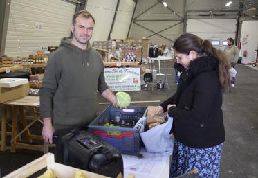Le maraîcher Tibère Pellet remplit le panier de Clotilde, bénéficiaire des paniers Choubidou.