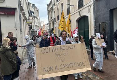 Les membres de la Confédération Paysanne ont investi le centre-ville de Poitiers samedi 20 décembre.