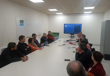 Des éleveurs laitiers FNSEA 17 et JA 17 ont rencontré le président et le directeur général de Terra Lacta afin d'obtenir des réponses sur la baisse du prix du lait.