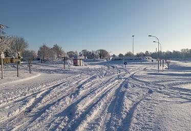 Le carrefour de la D105 et de la D107, au nord de La Rochelle, avait des allures de rond-point des pistes ce 6 janvier au matin.