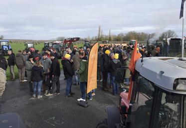 La manifestation de l'UGVC a rassemblé plus d'une centaine de viticulteurs ce mercredi 18 février à Sireuil. Ils demandent le respect des contrats... "et le respect tout court !"