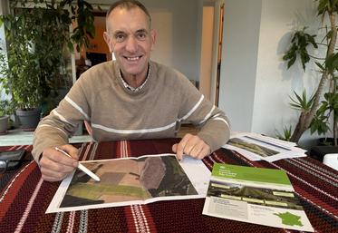 Christian Daniau présente la canopée photovoltaïque qui sera installée au lieu-dit Les Rocs, à Puyréaux.
