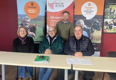 De g à dr : Sophie Favriou, conseillère communautaire, Didier Jollet, vice-président en charge des finances, Guillaume Michel, chargé de développement économique agricole, et Didier Proust, vice-président en charge de l'agriculture, lors de la conférence de presse de présentation, le 17 février.