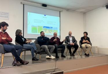 Table ronde avec, de gauche à droite : Sébastien Zito (INRAE), Laetitia Caillaud (CA17/79), Alexandre Herbreteau (viticulteur à Orlut), Daniel Bouillard (viticulteur à Burie), Pierre Helvi (Domaines Jean Martel) et Thibault Debaillieul (Celesta-Lab)