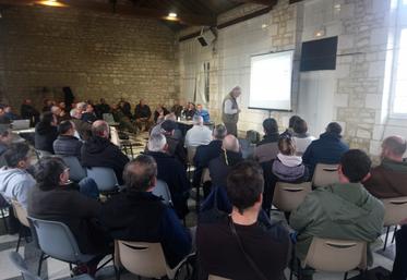 Parmi la soixantaine d'agriculteurs présents, beaucoup ont exprimé leur exaspération quant aux dégâts provoqués par les sangliers et chevreuils et dénoncé la prolifération de ces deux espèces.
