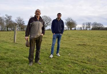 Jean-François et Benjamin Hilly, avec derrière eux les terres qu'ils espèrent bientôt équipées d'un parc agrivoltaïque.