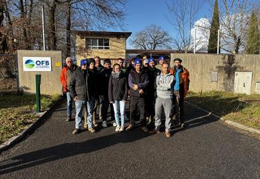 Une quinzaine d'agriculteurs et de chasseurs ont échangé avec Mathieu Rhoné, de l'OFB (en gris).