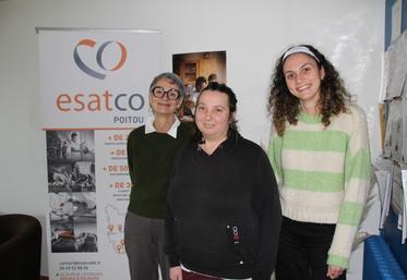 Frédérique Launay, directrice de l'Esatco Poitou et Camille Fantin, chargée de communication entourent Manon Lechartre pour cette candidature au trophée des femmes en Esat.