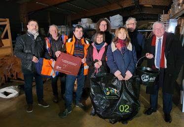 Ici dans les locaux de la matériauthèque, des partenaires de l'association Écologie Industrielle Territoriale (EIT) sud Vienne.